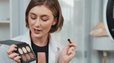 Kadın Etkilenen Vlog video görüntülerini canlı yayınlıyor Makyaj primi sosyal medya veya blog. Kozmetik stüdyosu ışıklandırmalı mutlu genç kız çevrimiçi pazarlama oturumu yayını için..