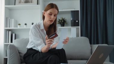 Kadın internet pazarından gelen borç yığınını modern yaşam tarzı olarak hesaplıyor ve prim siber güvenlik yazılımı tarafından korunan cüzdandan çevrimiçi ödeme için kredi kartı kullanıyor