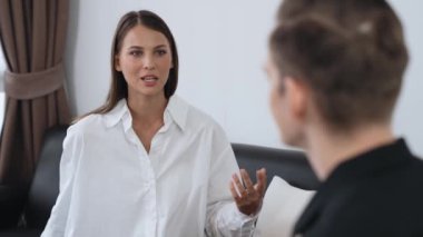 Psikolojik konsültasyon zihinsel problemde iyileşme kaydediyor, genç hasta terapi seansında, psikiyatrist de akıl hastalıkları konusunda tanı koyuyor. Zihinsel tedavi seansı. Düzenle