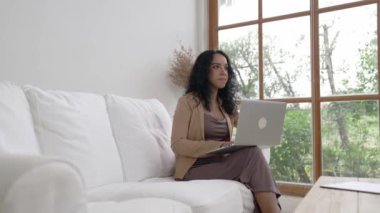 İnternette önemli bir iş için dizüstü bilgisayar kullanan Afro-Amerikalı bir kadın. Evde çalışan sekreter veya çevrimiçi içerik yazma.