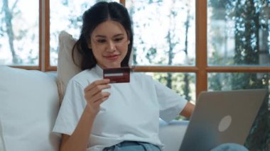 Kadın alışverişi ya da internet pazarında online ödeme modern yaşam tarzı için satılık eşyalar arıyor ve canlı siber güvenlik yazılımı tarafından korunan cüzdandan çevrimiçi ödeme için kredi kartı kullanıyor
