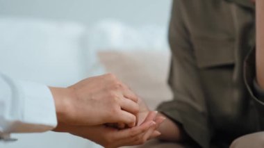 Destekleyici ve rahatlatıcı eller depresif hastayı neşelendiriyor ya da empati kurarak stres yapıyor. Psikolog, Vivancy Kliniği 'nde stresli ve üzgün bir hastaya güven veriyor..