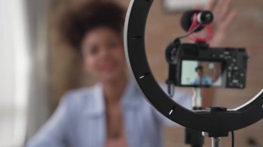 Kamera görüntüsü, kadın nüfuzlu kaydedici canlı yayın video görüntüsü, makyaj, sosyal medya ya da blog. Çevrimiçi pazarlama yayını için kozmetik stüdyo ışıklandırması olan kız.