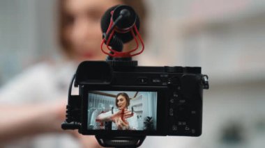 Arka görünüm kamera ekran etkileyicisi canlı yayın video görüntüleme makyaj prim sosyal medya veya blog çekim. İnternetteki pazarlama kaydı için kozmetik stüdyosu ışıklandırması olan kız.