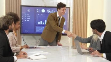 Çeşitlilik gösteren iş adamlarıyla süs odası ya da ofis çalışanı üniversite çalışanı, televizyon ekran şirketleri ile el sıkışma, çalışkan ekip olarak çalışmaktan başarılı pazarlama planları..