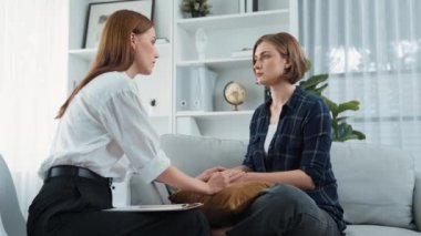 Destekleyici ve rahatlatıcı eller depresif hastayı neşelendiriyor ya da empati kurarak stres yapıyor. Psikolog, klinikte stresli ve üzgün bir hastaya güven veriyor..
