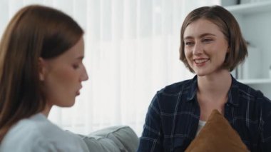 Mutlu hasta ve psikolog klinikte olumlu duygularla zihinsel sağlık sohbetlerini paylaşırken aynı zamanda klinikteki psikologlara başarılı bir iş ve hayatı açıklıyorlar.