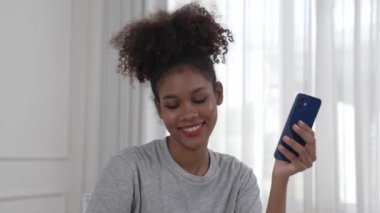 İnternet pazarından alışveriş yapan kadın modern yaşam tarzı için satış malzemeleri arıyor ve önemli siber güvenlik yazılımları tarafından korunan cüzdandan çevrimiçi ödeme için kredi kartı kullanıyor