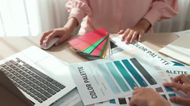 Grafik tasarımı için renk seçimi yapan ve beyin fırtınası yapan iki tasarımcının yavaş çekim çekimi ya da tasarım bürosunda kromatik danışmanlık hizmeti isteyen bir müşteri. Değiştirilmiş