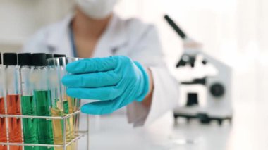 Laboratuvar araştırmacısı yeni bir ilaç geliştirir ya da tedavi eder. Laboratuvar tüpünde renkli kimyasal sıvı kullanır. Bilimsel veya kimya uzmanlığı ve laboratuvar ekipmanları ile sağlık hizmetlerinin teknolojik gelişimi. Katı.