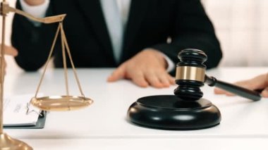 Avukat, hukuk bürosunda pazarlık yoluyla iş anlaşmazlığını çözmek için iki taraf arasında uzlaşma teklif ediyor. Yasal arabuluculuk ve çatışma çözme servisi. Ağır çekim. Katı.