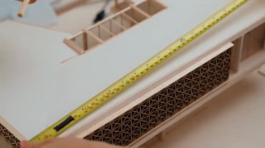 Mimari teçhizat incelemesi kullanan ev tasarımcısı ve müşteri veya müşteriyle birlikte mimari ev modeli tasarım örneklerini ölçer. Filizlenen