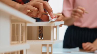 Mimari ekipman incelemesi kullanarak yavaş çekim ev tasarımcısı ve müşteri veya müşteriyle birlikte mimari ev modeli tasarım örneklerini ölçer. Filizlenen