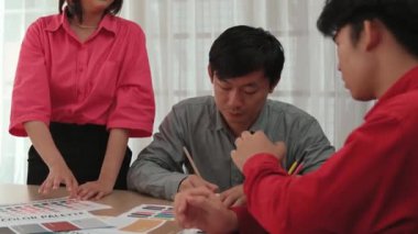 Tasarımcı takım renklendirme ve grafik tasarımı için renk seçimi müşteri krom konsültasyonu ile tasarımcı bürosundaki renk tasarımına dayalı olarak yapılır. Değiştirilmiş