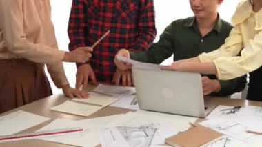 Mimar ve güvenlik mühendisi, dizüstü bilgisayarda proje tasarımı başarısını mimari belge ve ölçüm aracıyla modern ofiste dağılarak kutluyor. - Yakın çekim. Tanımlama.