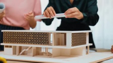 Mimari ekipman incelemesi kullanarak yavaş çekim ev tasarımcısı ve müşteri veya müşteriyle birlikte mimari ev modeli tasarım örneklerini ölçer. Filizlenen