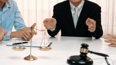 Avukat, hukuk bürosunda pazarlık yoluyla iş anlaşmazlığını çözmek için iki taraf arasında uzlaşma teklif ediyor. Yasal arabuluculuk ve çatışma çözme servisi. Ağır çekim. Katı.