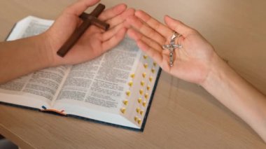 Hristiyan katolik takipçilerle dinsel bağlılık ve maneviyat duygusu doludur. Ağır çekimde Hıristiyan insanlar birlikte dua ederken el ele tutuşup grup duası yapıyorlar. Filizlenen