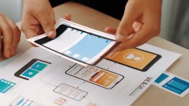 Mobil uygulama ya da web sitesi için kullanıcı arayüzü prototipi planlayan şirket çalışanlarının panorama videosu. UX UI tasarım beyin fırtınası kullanıcı dostu arayüz planı tasarlıyor. Sinerjik
