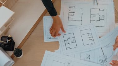 Müşteri denetimi ile yavaş çekim iç mimar taslağı hazırlamak ve ev dekorasyonunu müşteri talebine göre düzenlemek. Mimari müşteri hizmetleri. Filizlenen