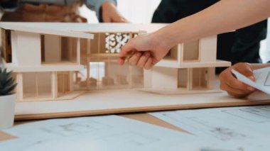 Mimari ekipman incelemesi kullanarak yavaş çekim ev tasarımcısı ve müşteri veya müşteriyle birlikte mimari ev modeli tasarım örneklerini ölçer. Filizlenen