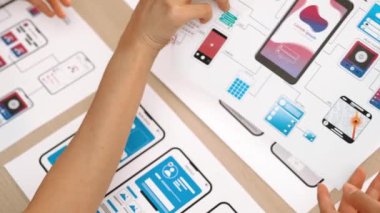 Mobil uygulama ya da web sitesi için kullanıcı arayüzü prototipi planlayan şirket çalışanlarının panorama videosu. UX UI tasarım beyin fırtınası kullanıcı dostu arayüz planı tasarlıyor. Sinerjik