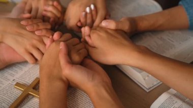 Hristiyan katolik takipçilerle dinsel bağlılık ve maneviyat duygusu doludur. Ağır çekimde Hıristiyan insanlar birlikte dua ederken el ele tutuşup grup duası yapıyorlar. Filizlenen