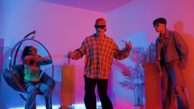 Neşeli beyaz dansçı, gündelik kıyafetleriyle dans ediyor ve arkadaşına tezahürat yapıyor. Kafkasyalı bir adam ve İspanyol bir hippi sokak dansı yaparken bir yandan da mutlu bir takıma bakıyorlar. Mutluluk.