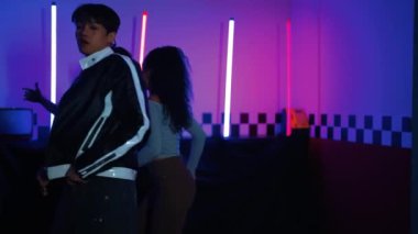 Kameranın önünde dans eden yetenekli break dansçı farklı arkadaşları pop ya da hip hop müziği dinlemek için arkada dans ediyor. Çekici performans ekibi kameraya doğru hareketli hareketler sergiliyor. Mutluluk.