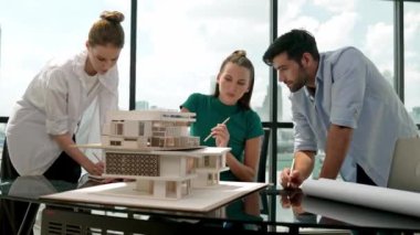 Profesyonel mimar mühendis takımı ev modeli inşaatını analiz etmek için birlikte çalışıyor. Bir grup mühendis ev tasarımı fikrini tartışıyor, paylaşıyor, beyin fırtınası yapıyor. Yaratıcı tasarım. İzleme