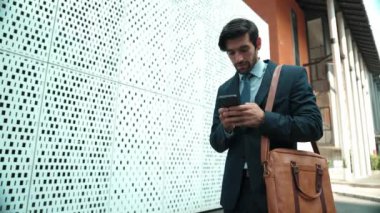 Mutlu akıllı iş adamı beyaz binada yürürken başarılı bir başlangıç projesini kutluyor. Başarılı proje yöneticisi, terfi hakkında iyi haberler alırken çok eğleniyor. Sevinçli..
