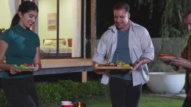 Aile tatilini kutlamak için toplanır. Ebeveynler, büyükanne ve büyükbabalar ve kız konuşmak ve akşam yemeği yemek için bir araya geldiler. Sevimli akrabalarla vakit geçirmek için açık hava aktivitesi kuşaklar arası fark yaratıyor. Uyumsuzluk.