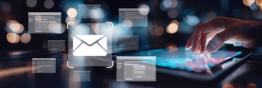 İş adamı e-posta kutusunu kontrol ediyor, daha iyi verimlilik için mesajları düzenliyor ve önceliklerini belirliyor. Etkili iletişim için akıllı e-posta teknikleri öğren. EIDE