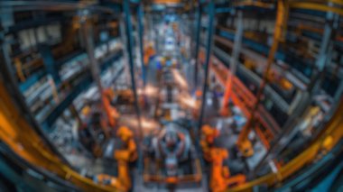 Robot makinesinin bulanık arka planı üretim hattında birlikte çalışıyor. Sisteme bağlanan fabrika makinesi ya da robot elektronik cihaz ve takip eden programları tasarlayıp üretmek. Aktar.