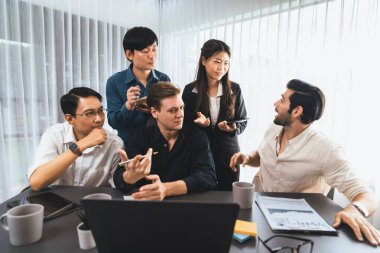 Bir grup farklı ofis çalışanı şirket ofis odasında stratejik iş pazarlama planlamasında birlikte çalışıyor. İş yeri konseptinde pozitif takım çalışması. Tedbirli