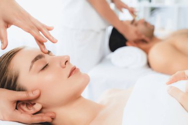 Kafkasyalı çift stres önleyici kafa masajının keyfini çıkarıyor ve lüks otellerde ya da otel spa salonlarında gündüz kaplıcalarında yüz güzelliği eğlencelerini şımartıyor. Sessiz.