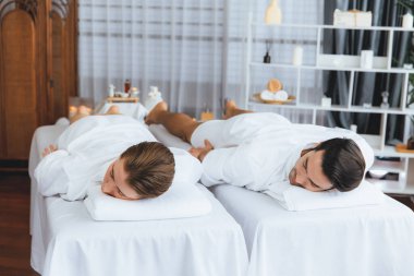 Kafkas çift müşterisi stres önleyici spa masajının keyfini çıkarıyor ve lüks otel veya oteldeki gündüz açık hava ortamında güzellik teniyle eğleniyor. Sessiz.