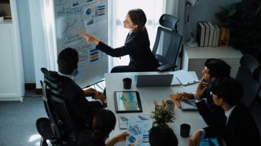 Akıllı yönetici projesinin üst görünümü beyaz tahtaya zihin haritası ve finansal grafik ile işaret ediyor ve çeşitli yatırımcılar hisse yatırım grafiğini dinleyip analiz ederken pazarlama fikrini açıklıyor. Müdürlük.