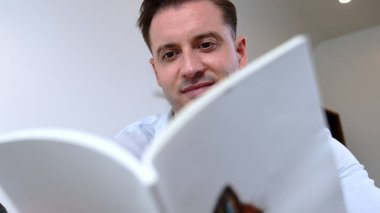 Kanepede oturan orta yaşlı bir adam, masal kitapları okurdu. İşgal için sosyal ve hayal gücü hakkındaki bilgileri yükseltirdi. Ya da çocukları iyi bir yetişkin baba olmak için yetiştirirdi. Hayat boyu öğrenme konsepti. Uyumsuzluk.