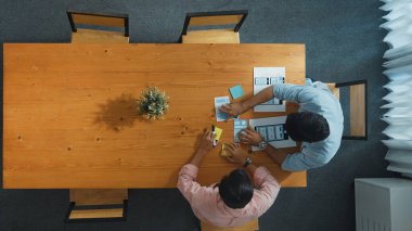 İş adamının yukarıdan aşağı görüşü, iş arkadaşınla masada yürürken finansal belgeyi toplantı için hazırla. Cep telefonu arayüzü için UX UI tasarımı tutan proje yöneticisinin hava görüntüsü. Cemaat.