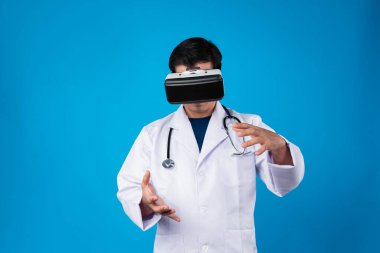 VR kulaklık takan zeki doktor tıp araştırmaları ile metabolizma dokunmatik ekranı fütüristik teknoloji hologramı sanal gerçeklik zeki meta-dünya mavi arka planı izole eder. Entrika.