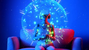 VR çemberindeki bir kadının kanepesinde otururken sinyal noktası istasyonu uluslararası dünya haritası neon ışıkta. Fütürist teknoloji küresel bağlantı tasarımı 3D dijital grafik. Halüsinasyon.