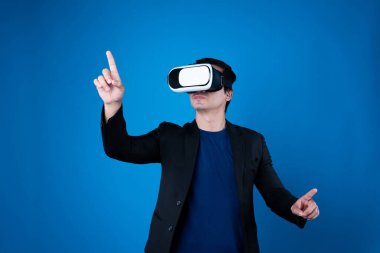 VR kulaklık takan profil işadamı ilginç mavi arkaplanlı fütüristik analitik iletişim teknolojisi sanal gerçekliğini izole etmek için metaevreleri birbirine bağlamaya çalışıyor. Entrika.