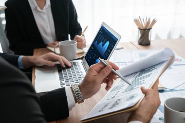 Fintech BI 'ın finansal veri analizi ya da iş zekası göstergesi bilgisayar ve tabletten pazarlamayı planlayan iş adamlarının finansal veri analizine kadar. Habiliment