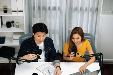 Gülücük saçan radyo etkili sunucuları, canlı yayında canlı yayında, sabah saatlerinde stüdyo kaydında dinleyicilere senaryo ve dizüstü bilgisayardan konuşan konu ortaklaşa soruyla birlikte. İnfobahn.