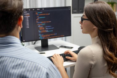 İki ekran ekranında yaratıcı web sitesi planlama yazılımını tartışan yetenekli geliştiriciler programı arka görüş konseptiyle ofiste tasarımı analiz eden tam yığın veri. Varsayım.