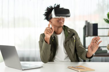 Genç Afro-Amerikalı sanal gerçekliği modern ofisteki dijital fütüristik teknolojiye bağlayan hologram metaevren ile çevrimiçi veri için yakınlaştırıyor. Entrika.