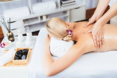 Kafkasyalı kadın müşteri stres önleyici spa masajının keyfini çıkarıyor ve lüks otel ya da oteldeki gündüz açık ortam güzellik salonunda güzellik teniyle eğleniyor. Sessiz.