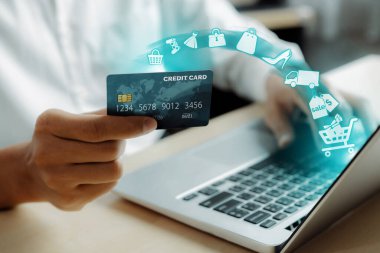 Zarif müşteri beyaz gömlek giyer, kredi kartı taşır dizüstü bilgisayarı kontrol eder ve online platform seçer. Nakitsiz teknoloji alışveriş envanteri kullanarak e-ticaret uygulaması açarken akıllı tüketici. Siber Nakit.