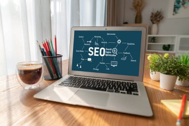 Model e-ticaret için SEO arama motoru optimizasyonu ve bilgisayar ekranında gösterilen çevrimiçi perakende işi